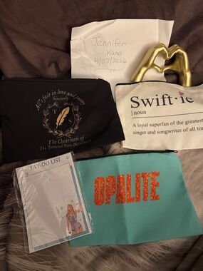 Taylor Swift set of 3 Makeup Pouches and 1 Tay-do notepad *new